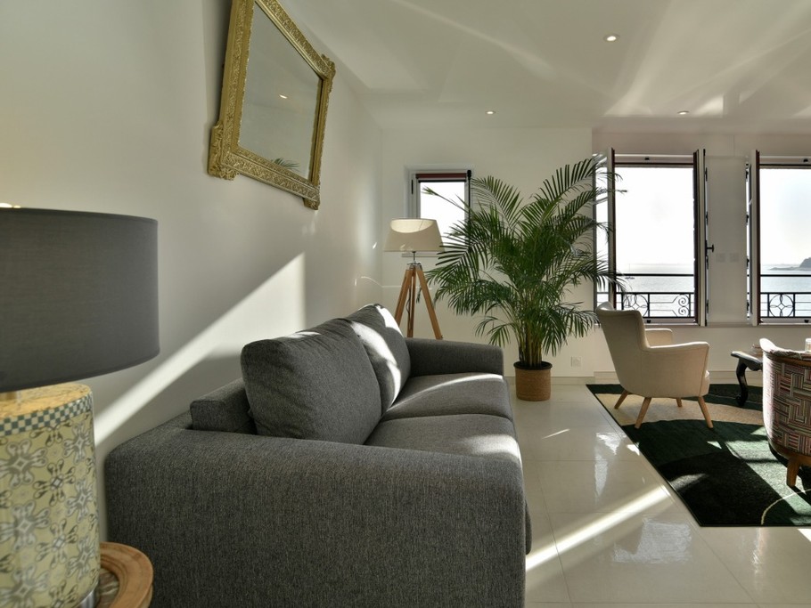 Pièce de vie très lumineuse vue mer, avec coin cuisine, coin salon et coin séjour (appartement au 1er étage en front de mer au Port de la Houle à Cancale)