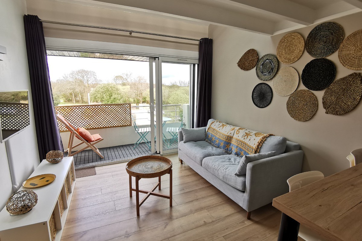 Salon avec accès au balcon