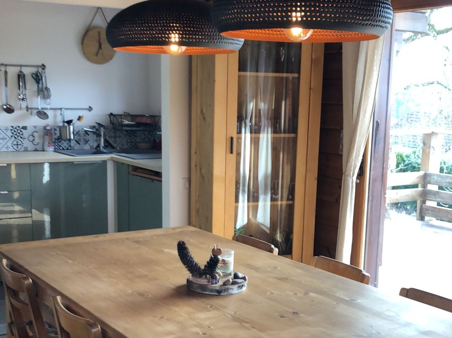 Cuisine ouverte sur salon/ séjour - Gîte chalet paisible