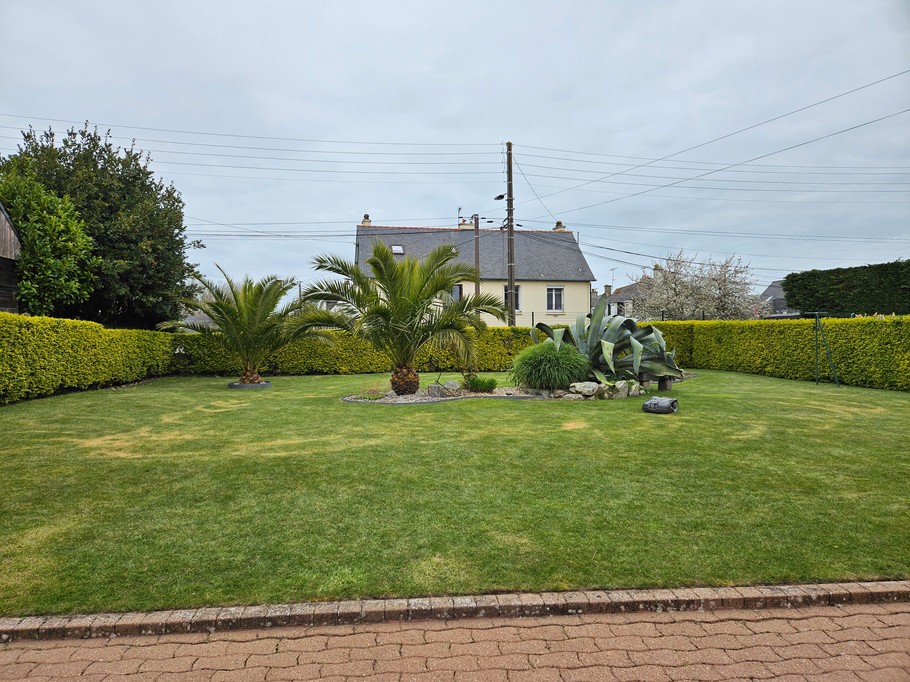 Jardin avec terrasse, mobiliers de jardin, transats, barbecue, parasol
