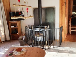 poele à bois   bois fourni    coin bibliotheque  jeux