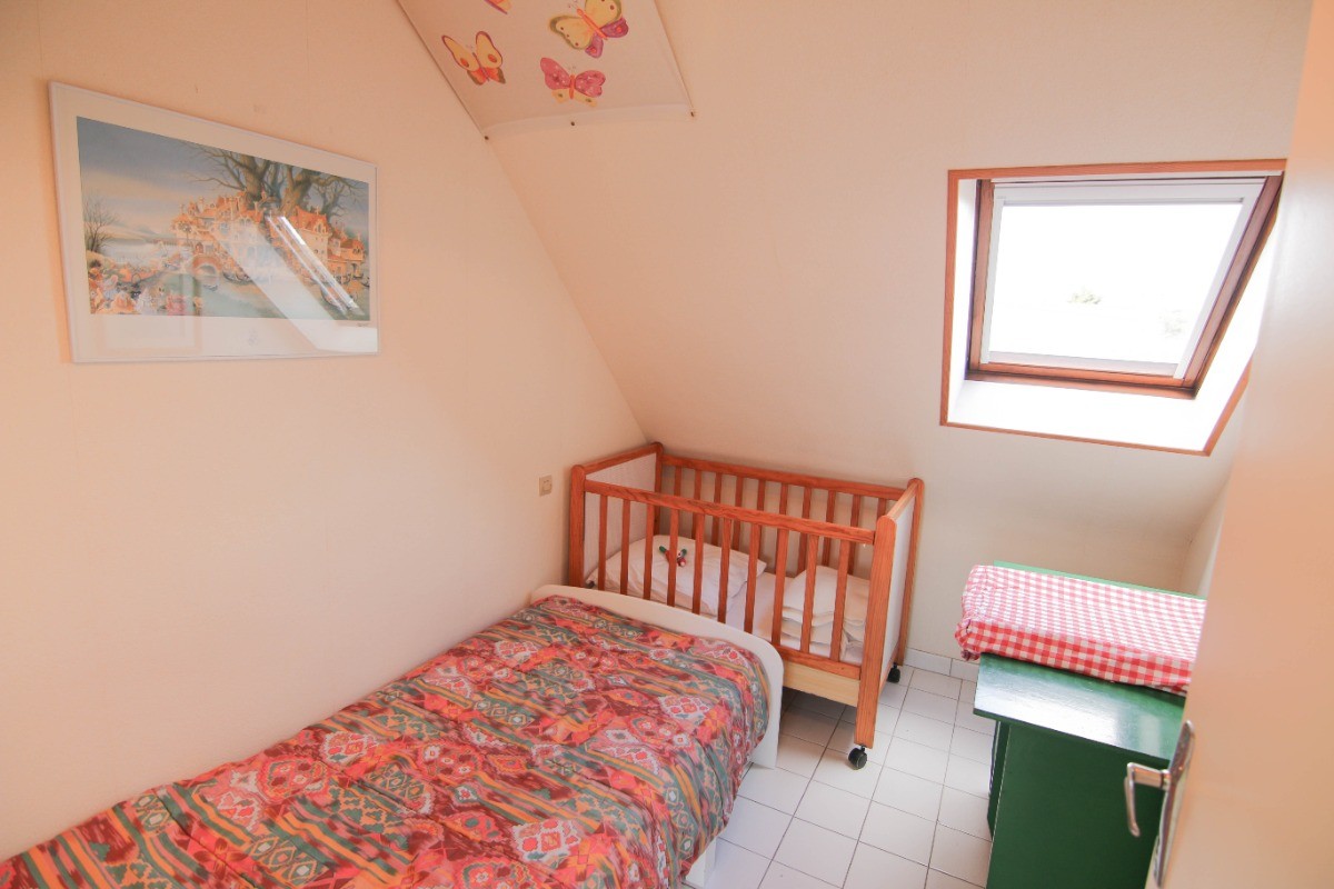 La chambre de bébé propose un lit-cage sécurisé et un lit en 90 ainsi qu'un kit-puériculture très complet.