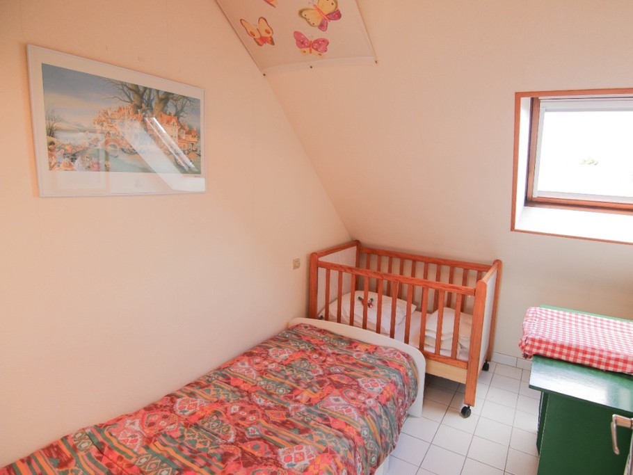 La chambre de bébé propose un lit-cage sécurisé et un lit en 90 ainsi qu'un kit-puériculture très complet.