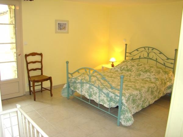 Chambre jaune avec lit de 140 cm et salle d'eau (douche + WC)