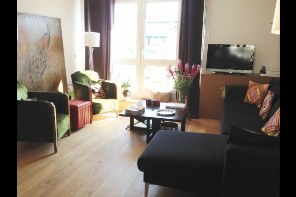 salon ouvert sur terrasse très lumineux et calme
