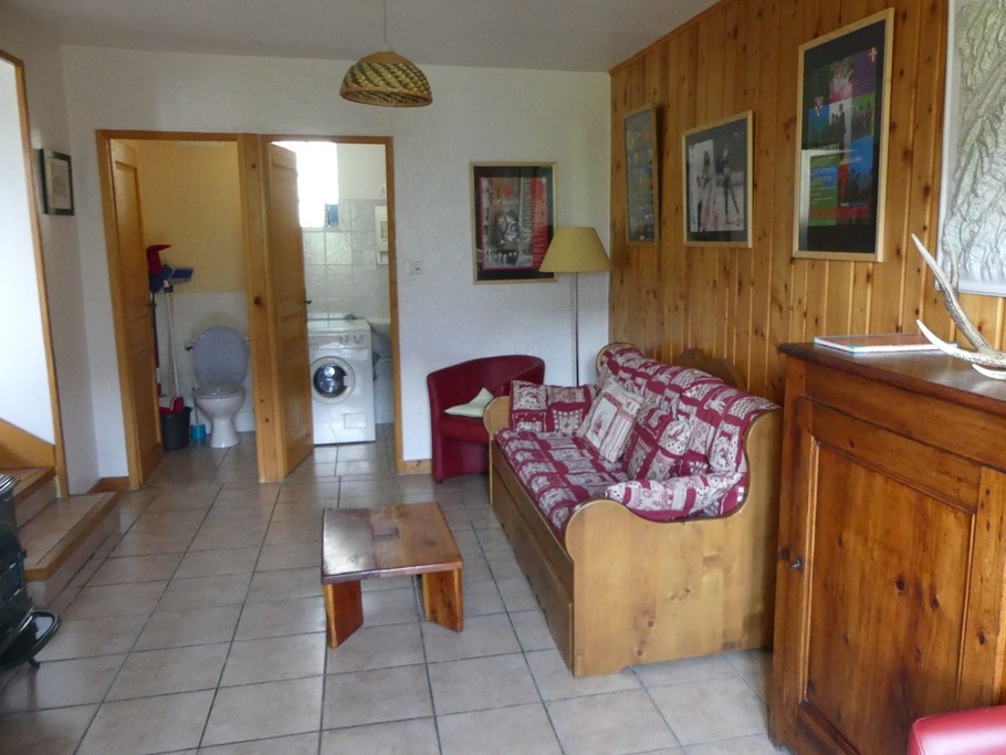 salon 19 m2 coin télévision dvd poêle bois jotul confiturier avec doc et jeux de société