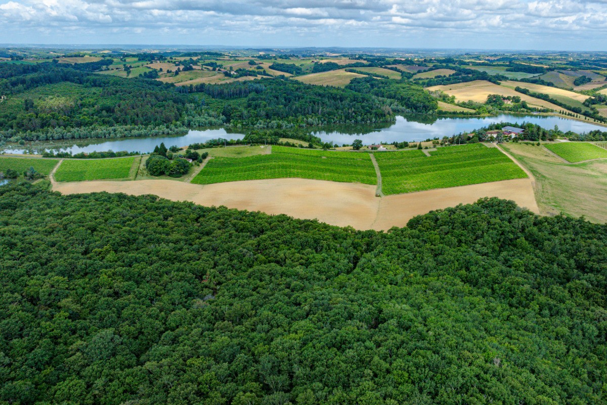 Vue du ciel de la Casa Della, du Lac Saint-Laurent & du Domaine de Bilé