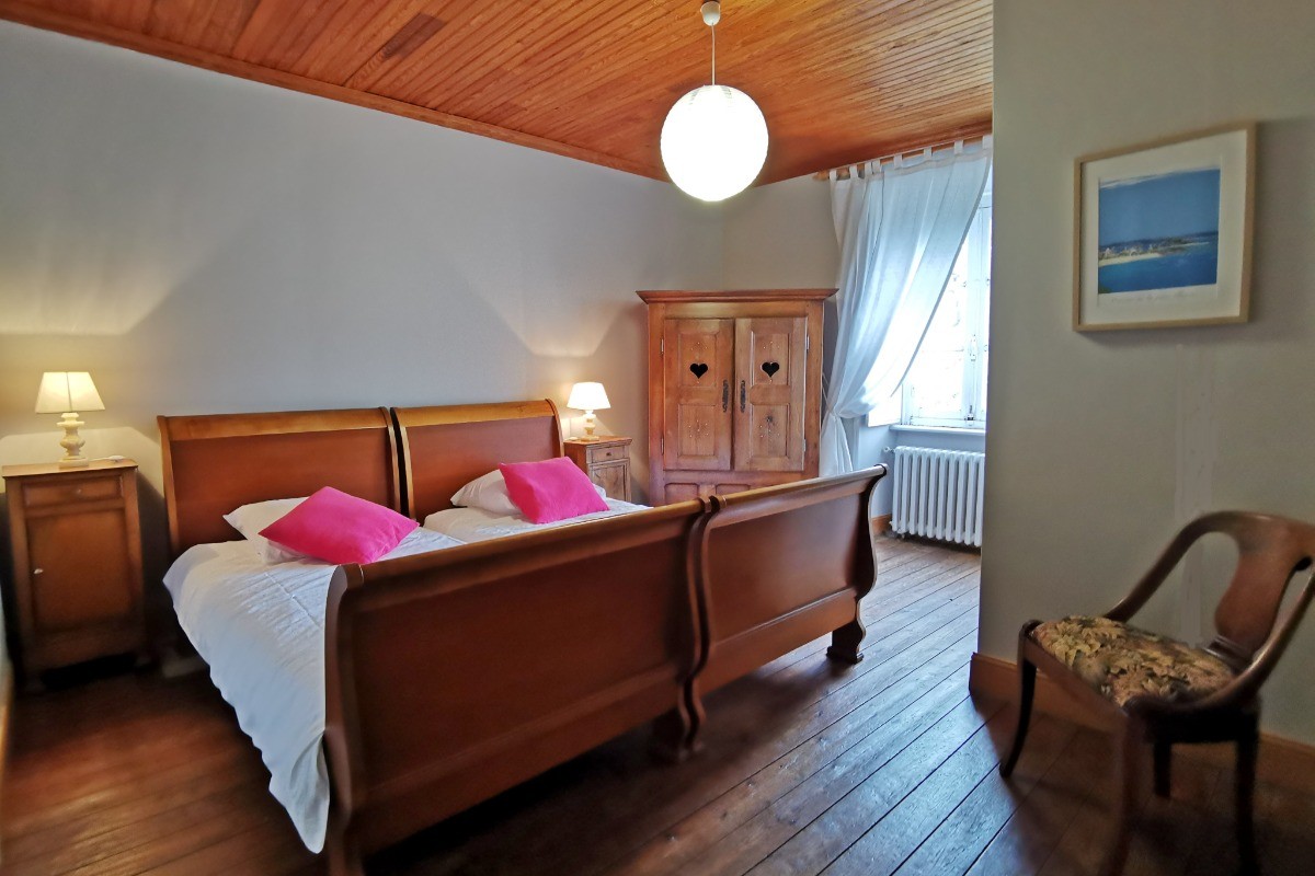 Etage 1: chambre n° 1 - 2 lits 90 + salle d'eau et WC communicants et privatifs