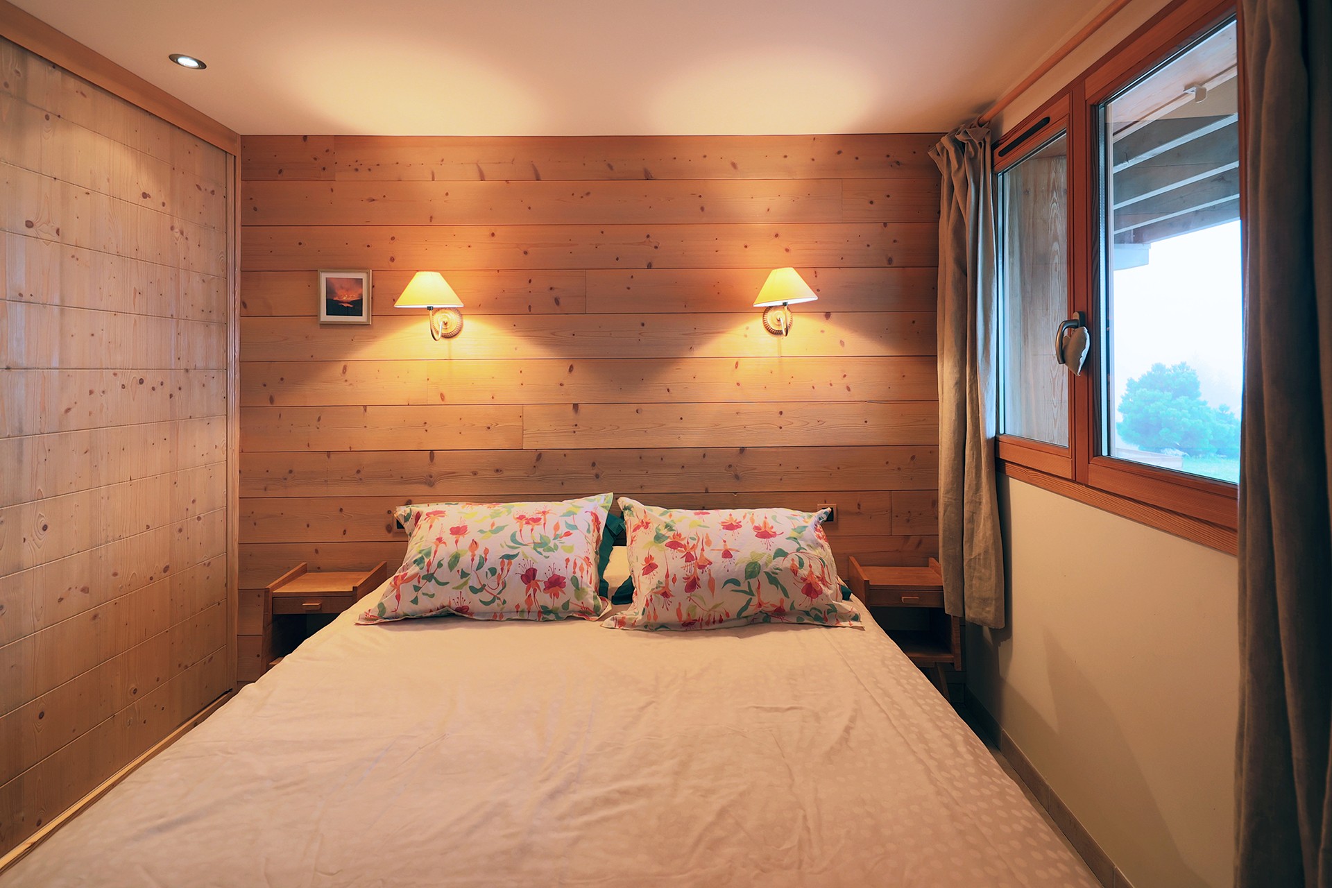 Bedroom n°1 with bed 160x200 - Gîte Les Neufs Lieux - Gérardmer, 4 stars, swimming pool and uninterrupted view of the lake