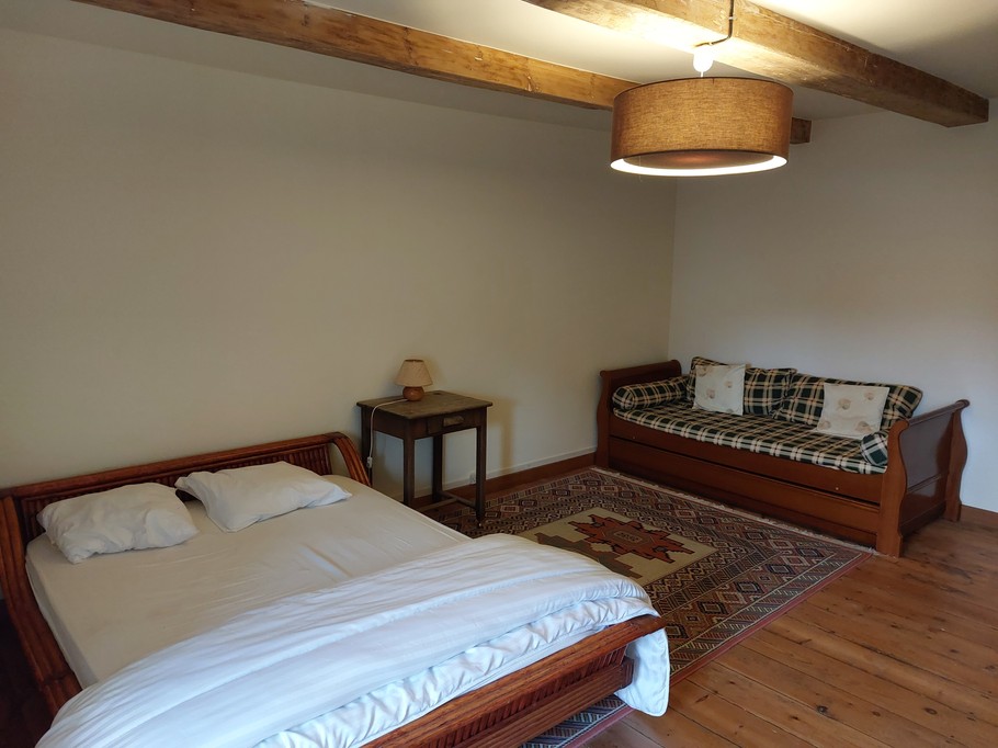 Chambre n° 3 1 lit en 140 et 1 lit gigogne (2×90)