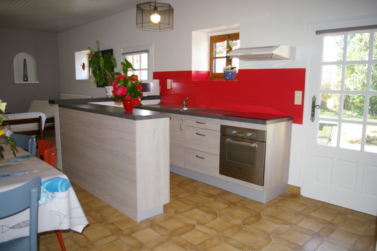 Cuisine aménagée- Maison de village de caractère , dans jardin  magnifique, près de la mer. 6 pers.