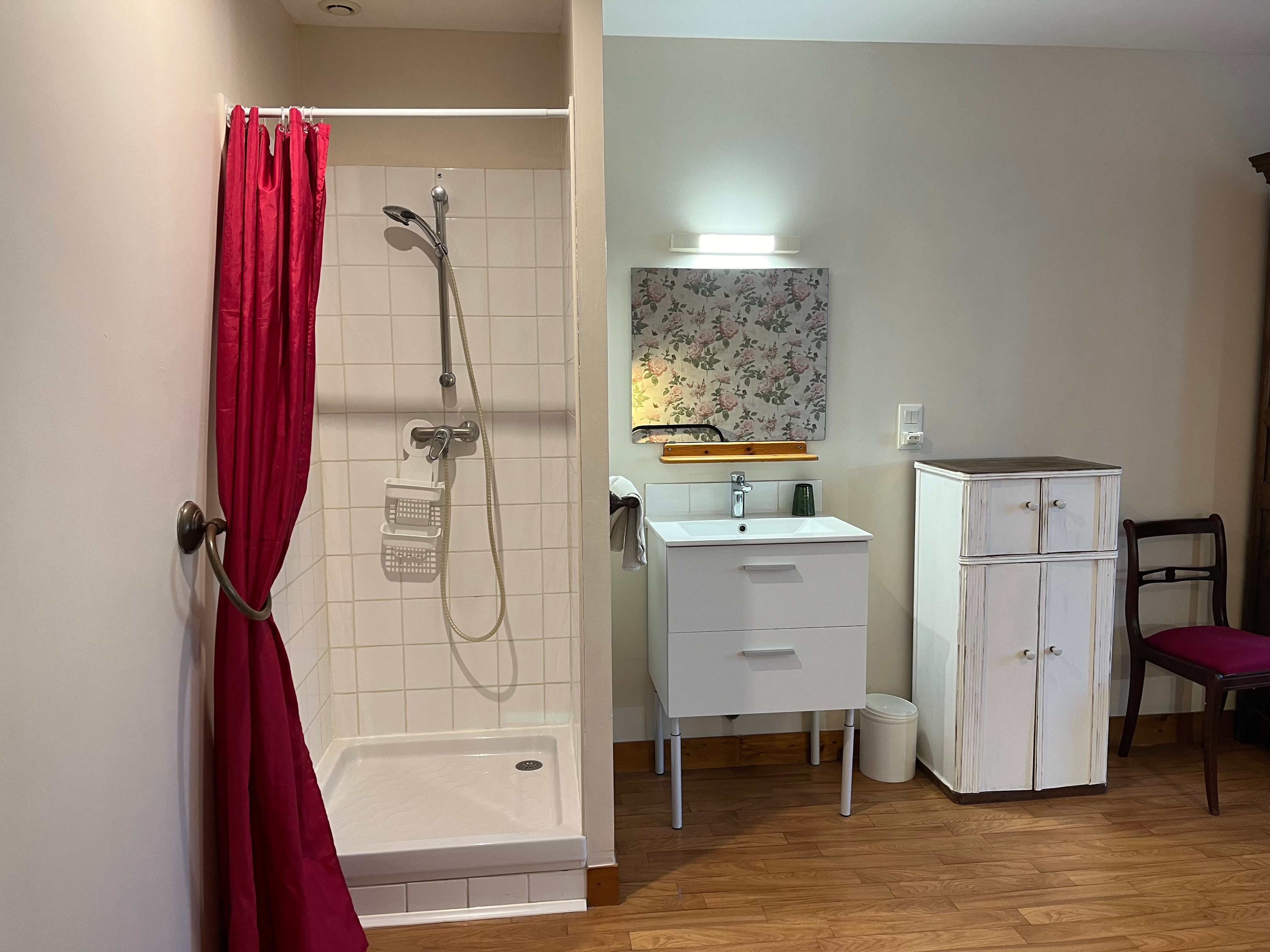 La maison de Karen Gîte 4 personnes Aure/mer coin douche chambre 1