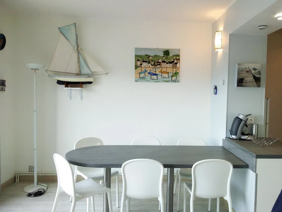 Salle superbe vue sur la mer. Coin repas