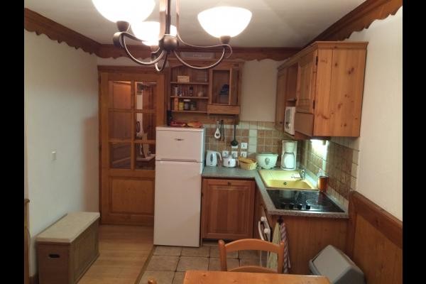 Cuisine parfaitement équipée (lave-vaisselle, four, taque 4 plaques, four à micro-ondes, bouilloire, cafetière électrique, presse-fruit électrique, frigo avec compartiment freezer