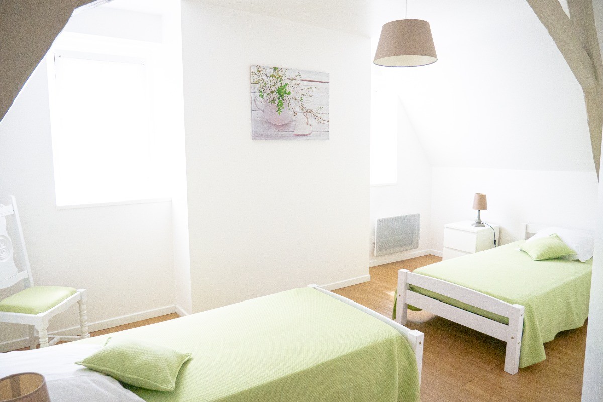 chambre avec 2 lits 90
