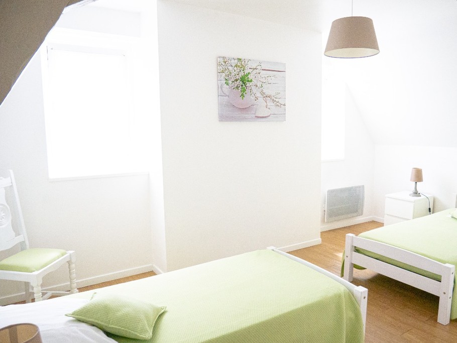 chambre avec 2 lits 90