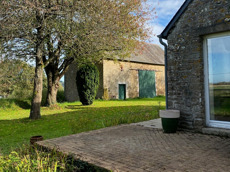 Terrasse avec salon de jardin en bois à la belle saison, barbecue, transat et pelouse. Le tout au calme en pleine campagne !