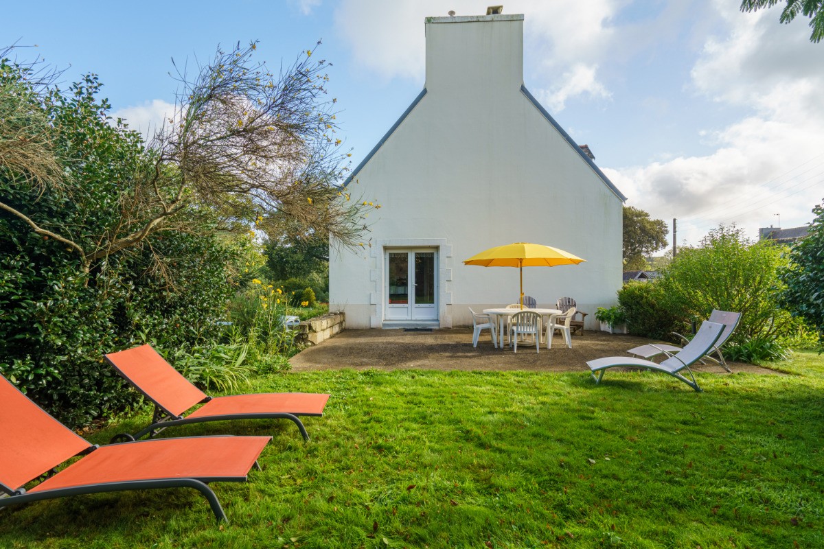 La terrasse et le salon de jardin du gite Ty-Héol à Landudec