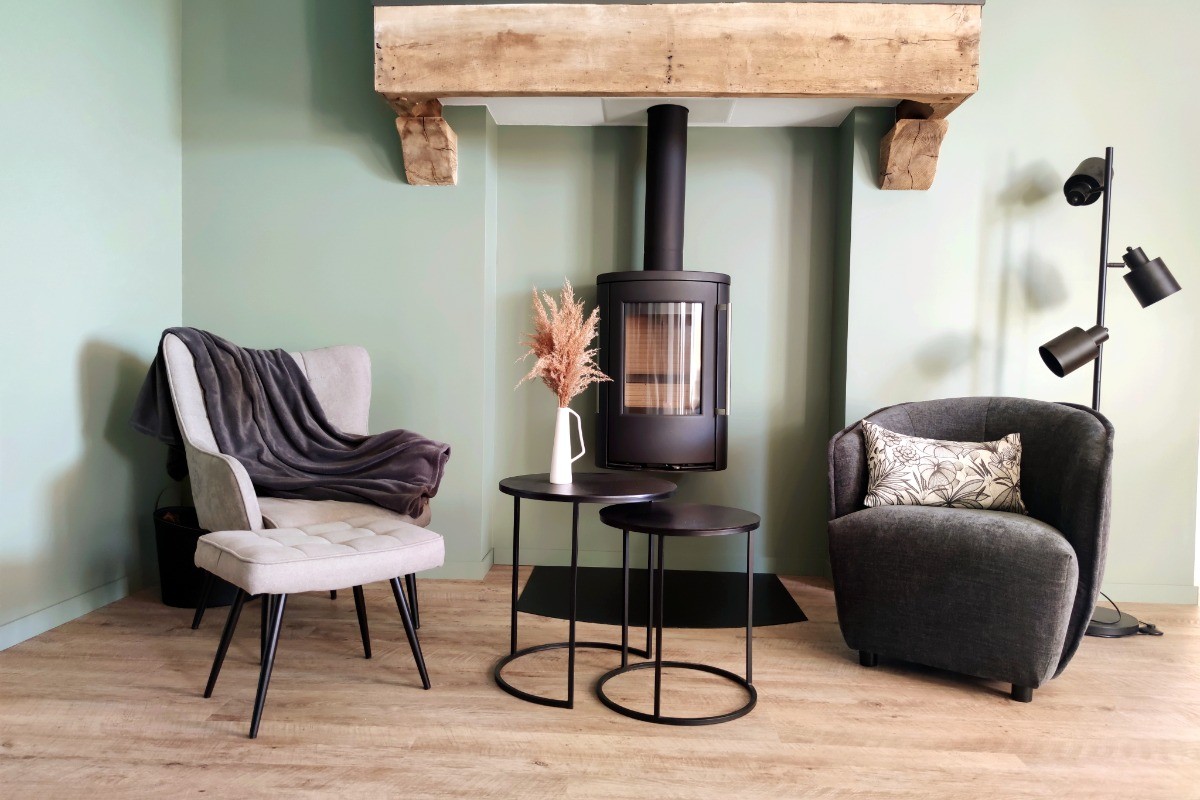 Coin salon avec deux fauteuils très confort, et poêle à bois pour profiter d'une belle flambée.