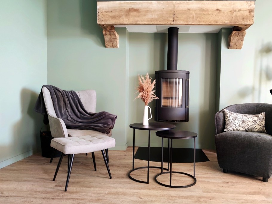 Coin salon avec deux fauteuils très confort, et poêle à bois pour profiter d'une belle flambée.
