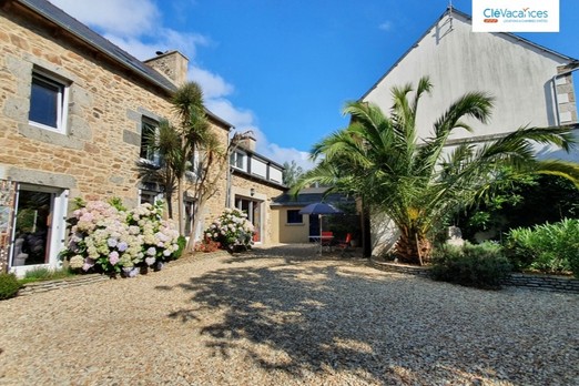 Clévacances, cour et entrée de la chambre d'hôtes- Accès par l'atelier d'artiste