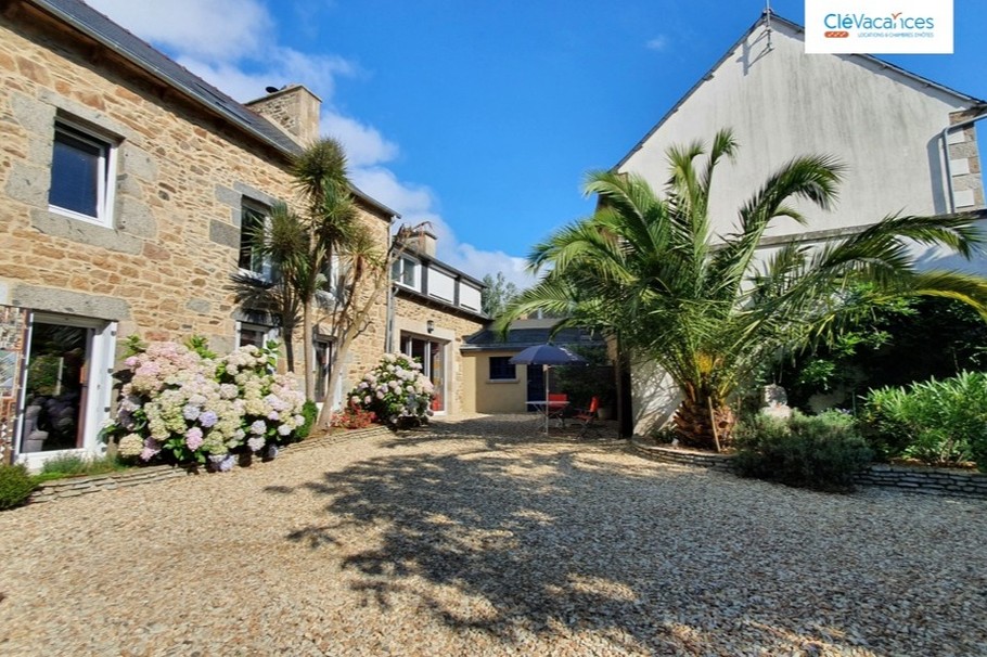 Clévacances, cour et entrée de la chambre d'hôtes- Accès par l'atelier d'artiste