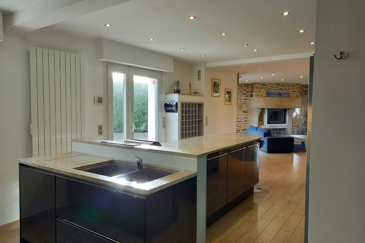 Clévacances - Location 10 personnes - cuisine - Langueux - Maison avec jacuzzi
