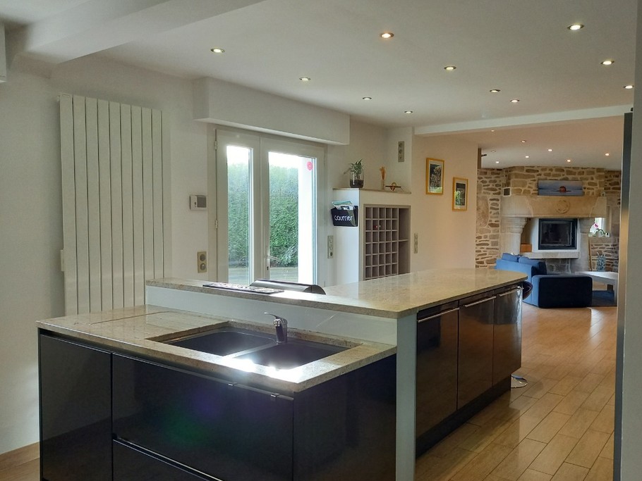 Clévacances - Location 10 personnes - cuisine - Langueux - Maison avec jacuzzi