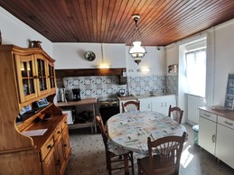 Cuisine-séjour avec matériel de cuisine et espace repas