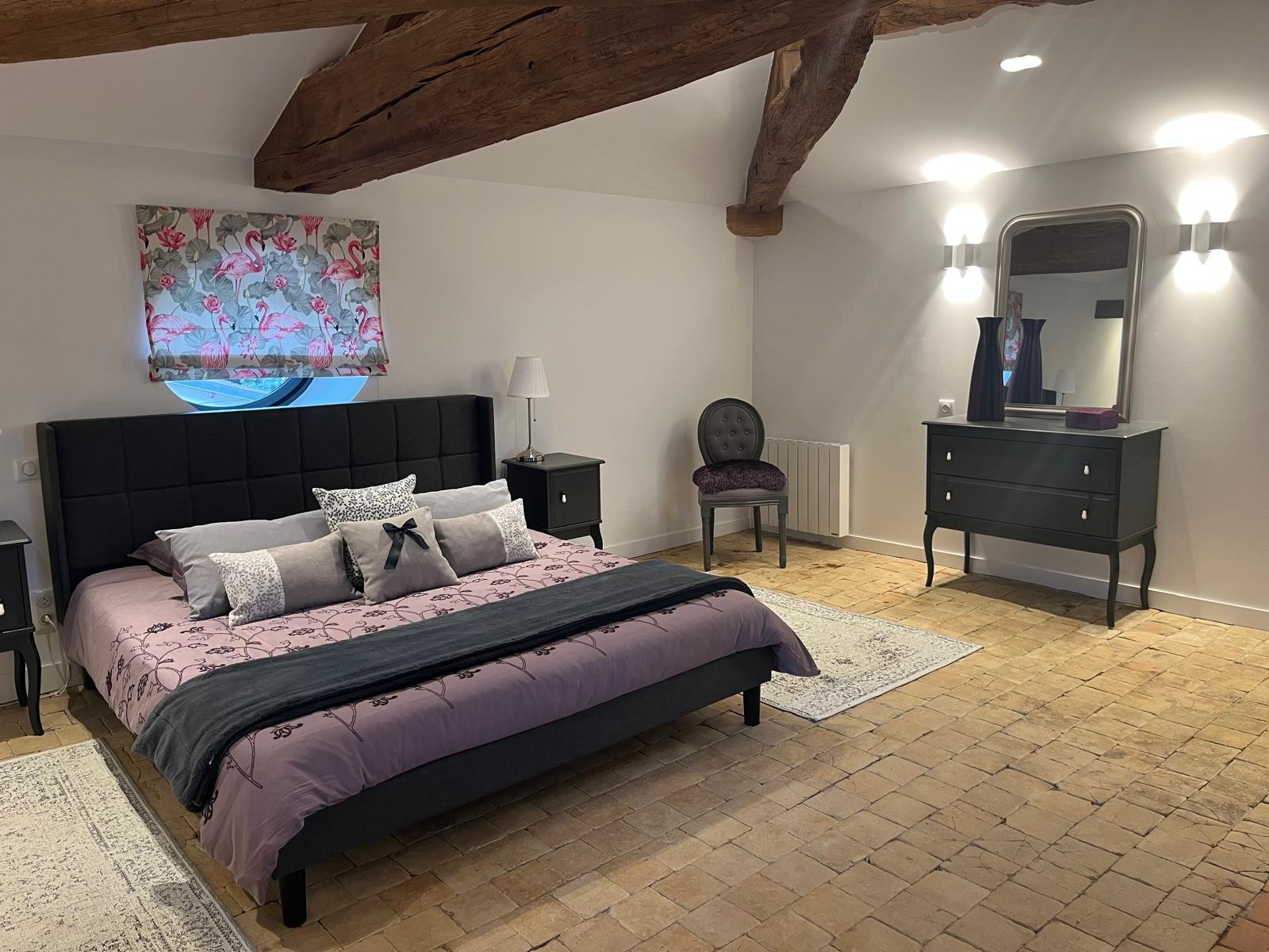 Chambre à l'étage dans l'ancien pigeonnier de la propriété