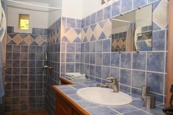 Salle d'eau avec douche à l'italienne