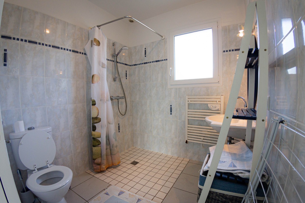 Clévacances -MAISON POUR 4 PERSONNES IDÉALEMENT SITUÉE PRES DE LA MER entre PERROS- GUIREC ET PAIMPOL - COTES D'ARMOR - BRETAGNE - salle de bain