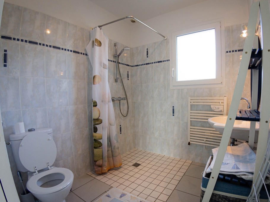 Clévacances -MAISON POUR 4 PERSONNES IDÉALEMENT SITUÉE PRES DE LA MER entre PERROS- GUIREC ET PAIMPOL - COTES D'ARMOR - BRETAGNE - salle de bain