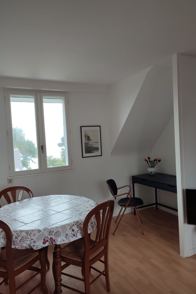 Espace repas vue mer et coin bureau