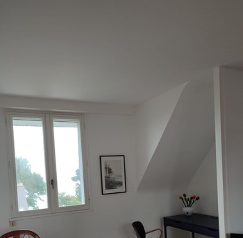 Espace repas vue mer et coin bureau