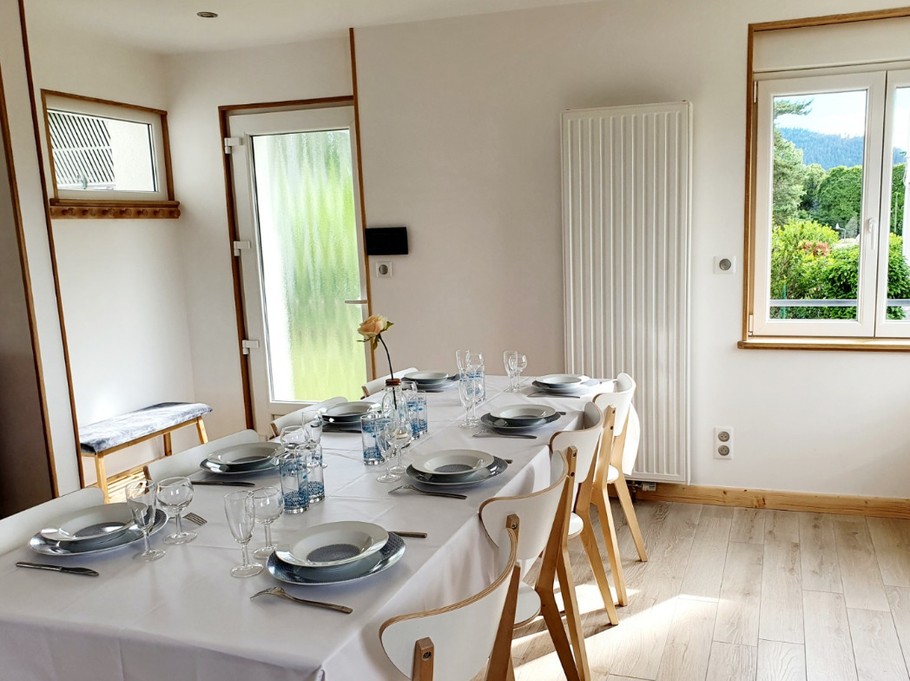 Entrée et sa salle à manger - Gîte de groupe Le Clos du Sapin Bleu à Saint-Dié-des-Vosges, Nature&Convivialité
