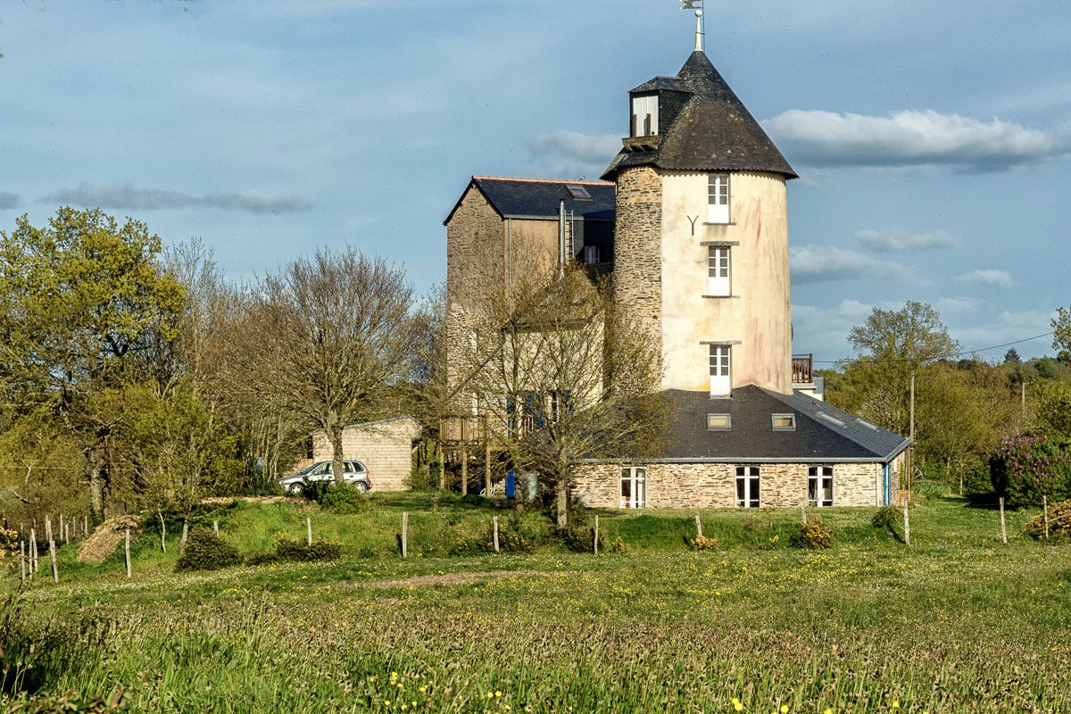 Vue de face du magasin au pied de la tour