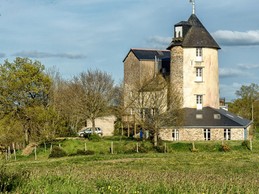Vue de face du magasin au pied de la tour