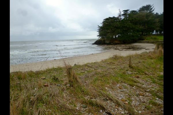LA POINTE DE LA VIERGE VUE DE LA PLAGE