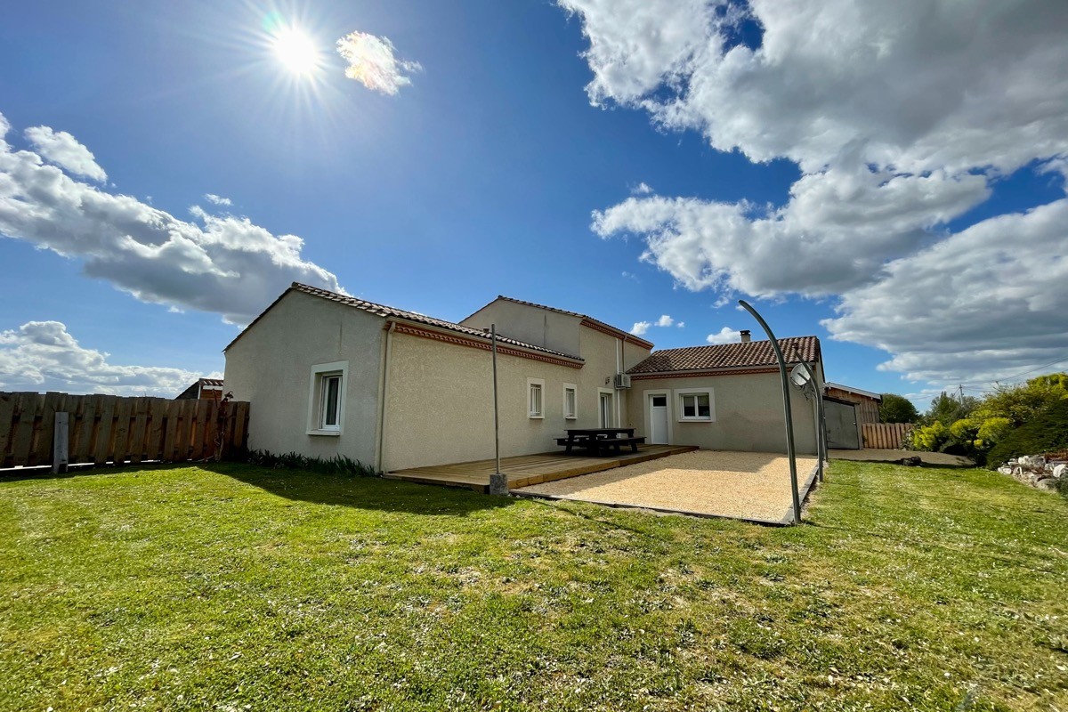 terrain de pétanque avec grande table à l'ombre