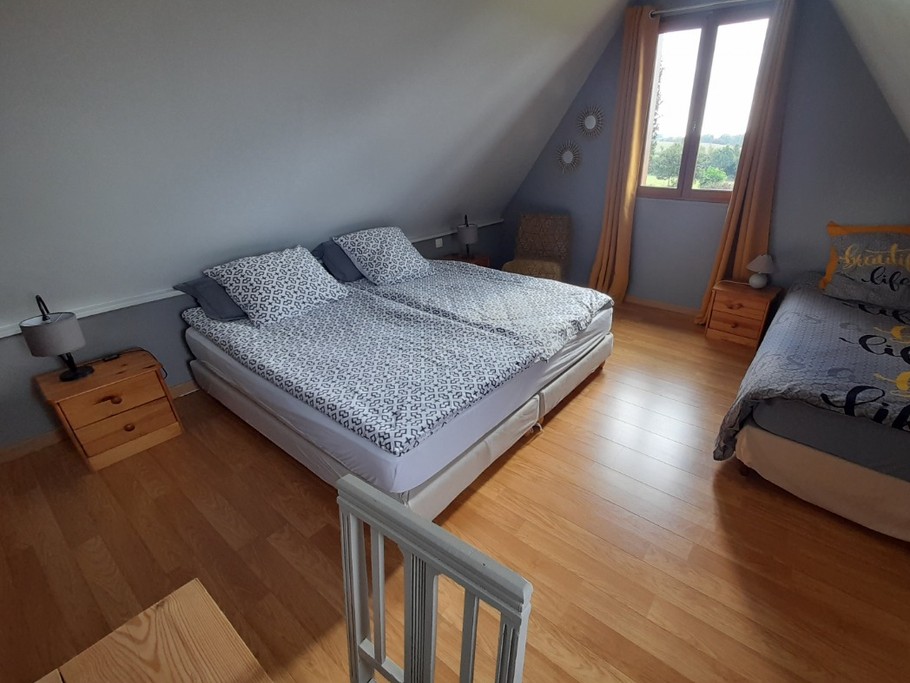 La grand chambre, lit double, coin bureau et 1 lit pour une personne