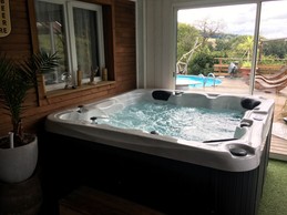 Gîte Ruine, esprit atypique, avec piscine et jacuzzi