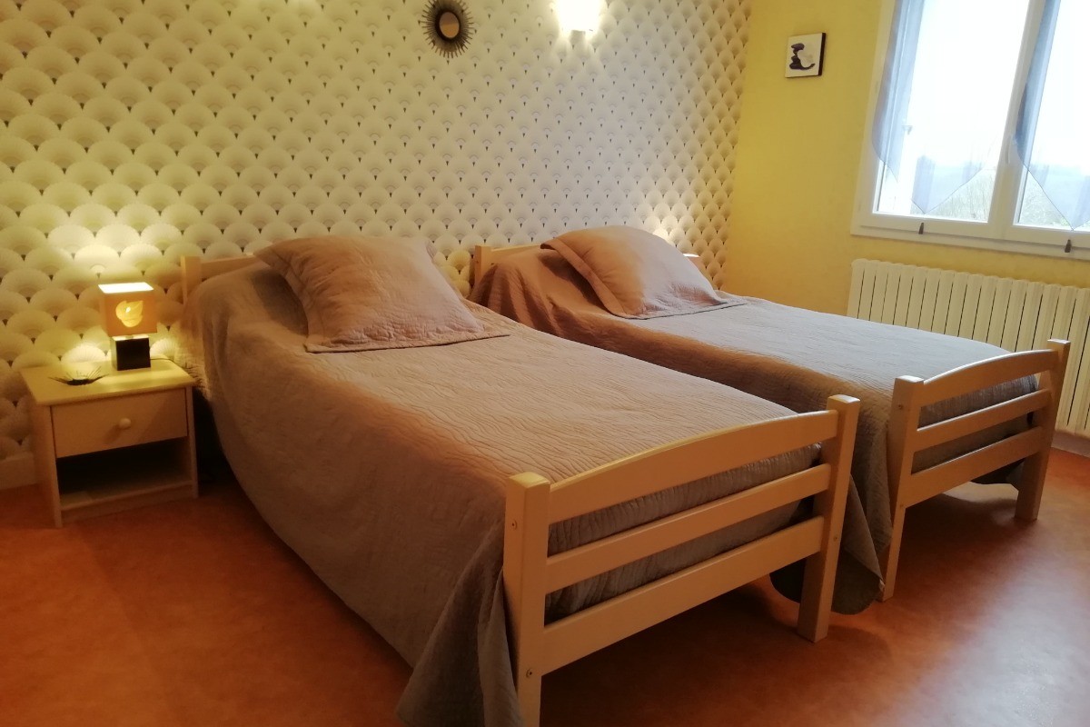 Chambre 2: 2 lit 90 x 190, 2 chevets, 1 lit bébé et une armoire penderie + rangement