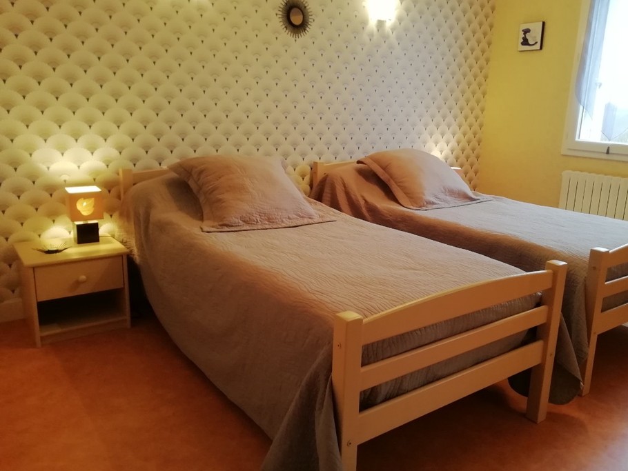 Chambre 2: 2 lit 90 x 190, 2 chevets, 1 lit bébé et une armoire penderie + rangement