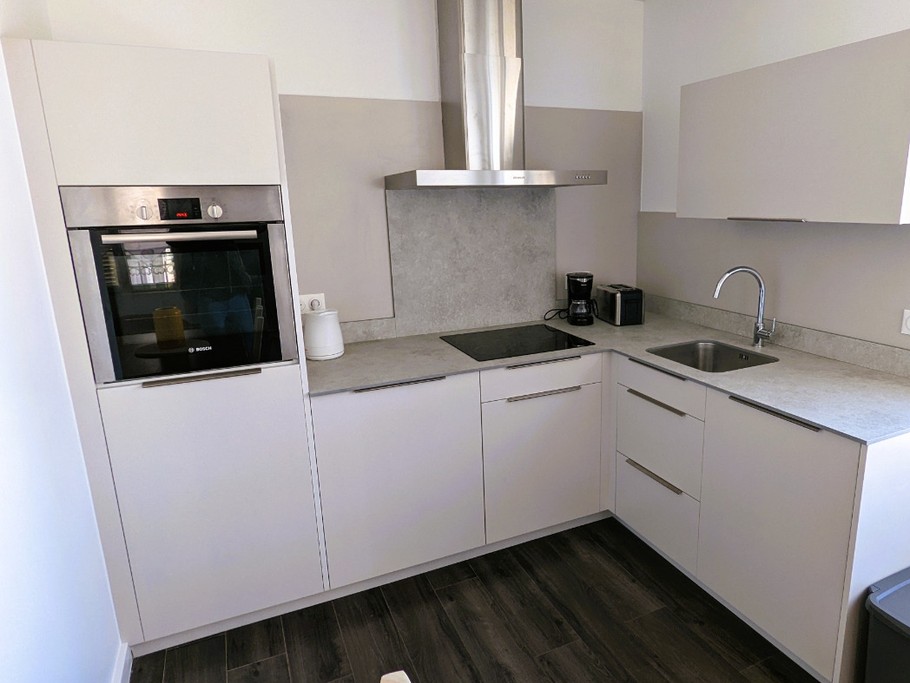 Cuisine ouverte aménagée et équipée