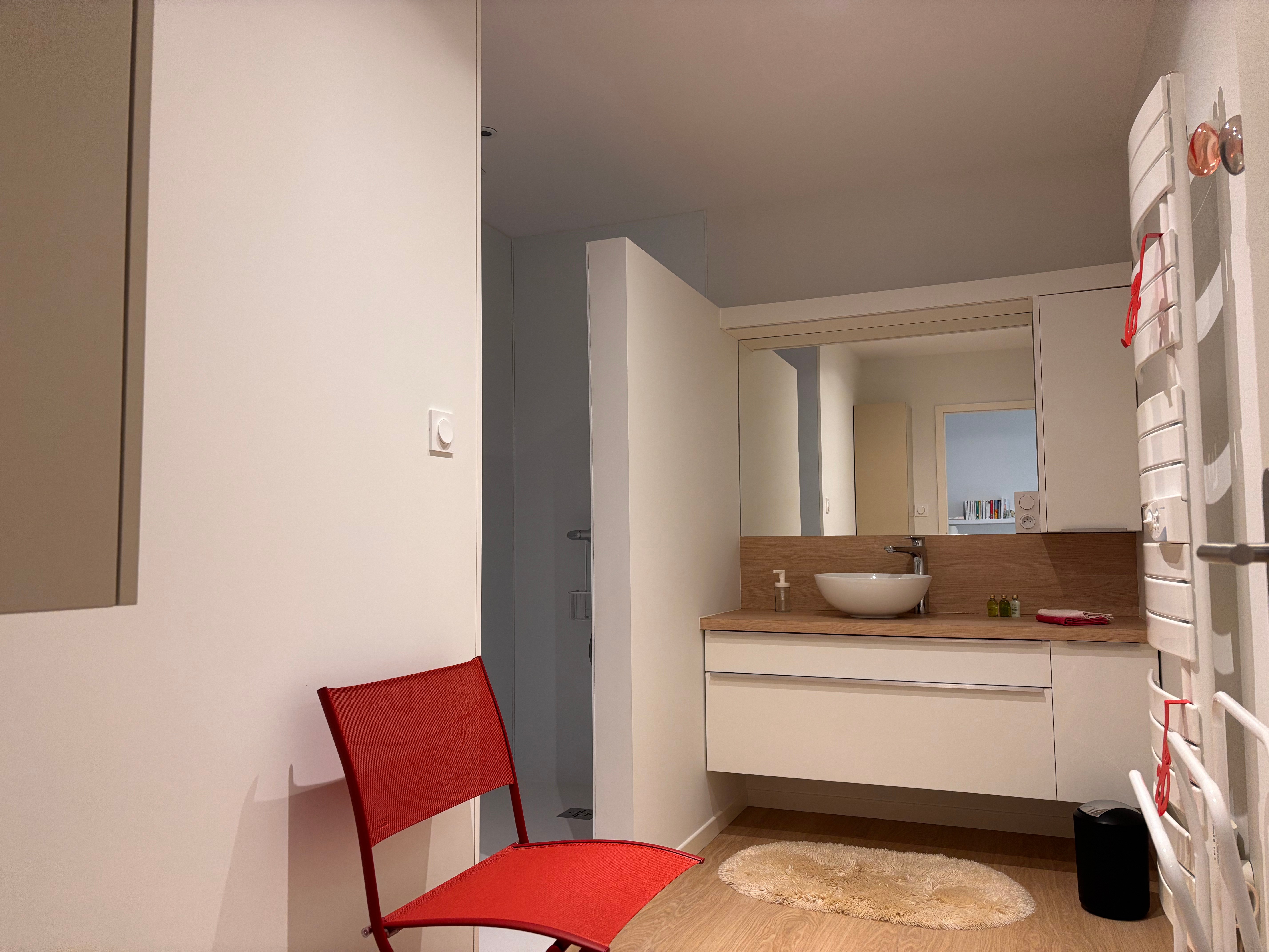 Salle d'eau avec grande douche - Appartement les Marguerites - Contrexéville, Vosges