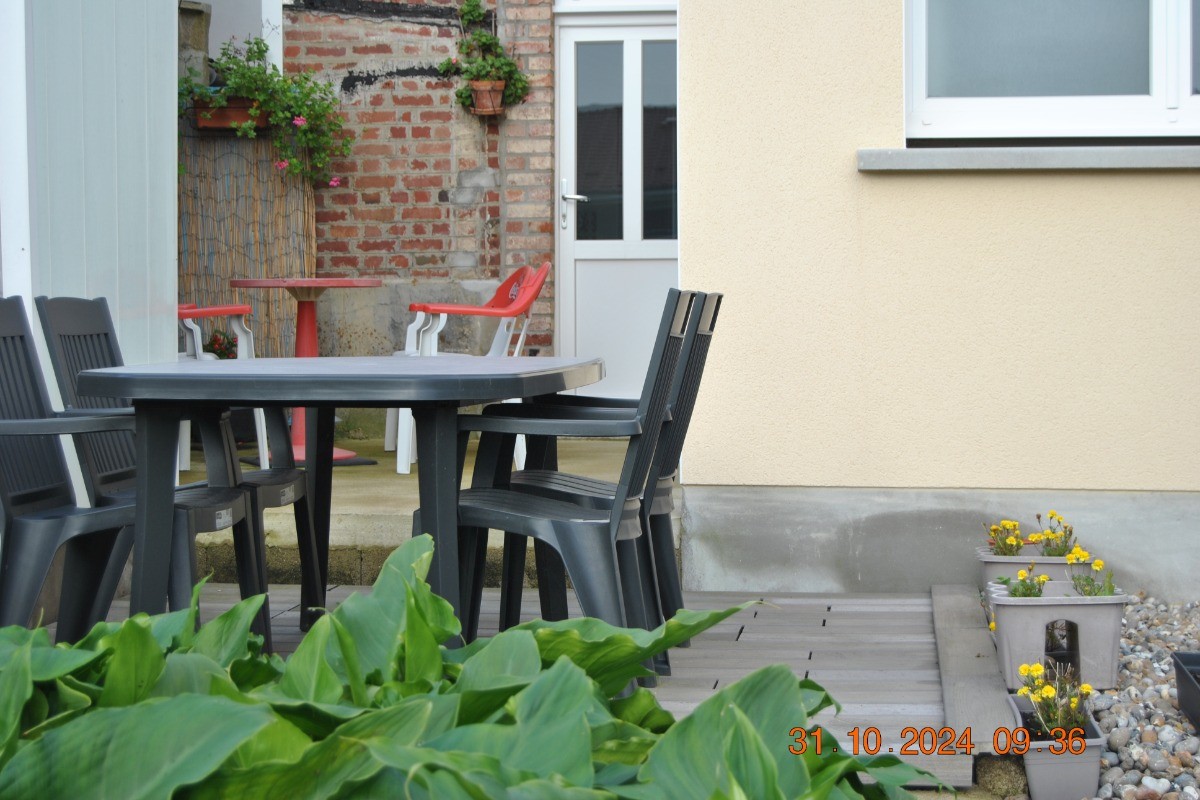 espace pour un déjeuner en extérieur en début ou en fin de saison quand le temps le permet.