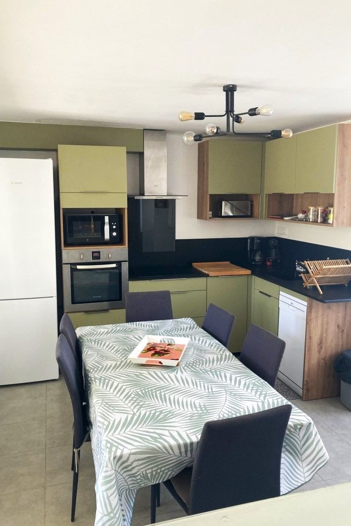 Cuisine neuve et très bien équipée pour la préparation de repas pour 8 personnes. 1ère table, et une 2nde table dans la partie séjour pour 8 personnes.