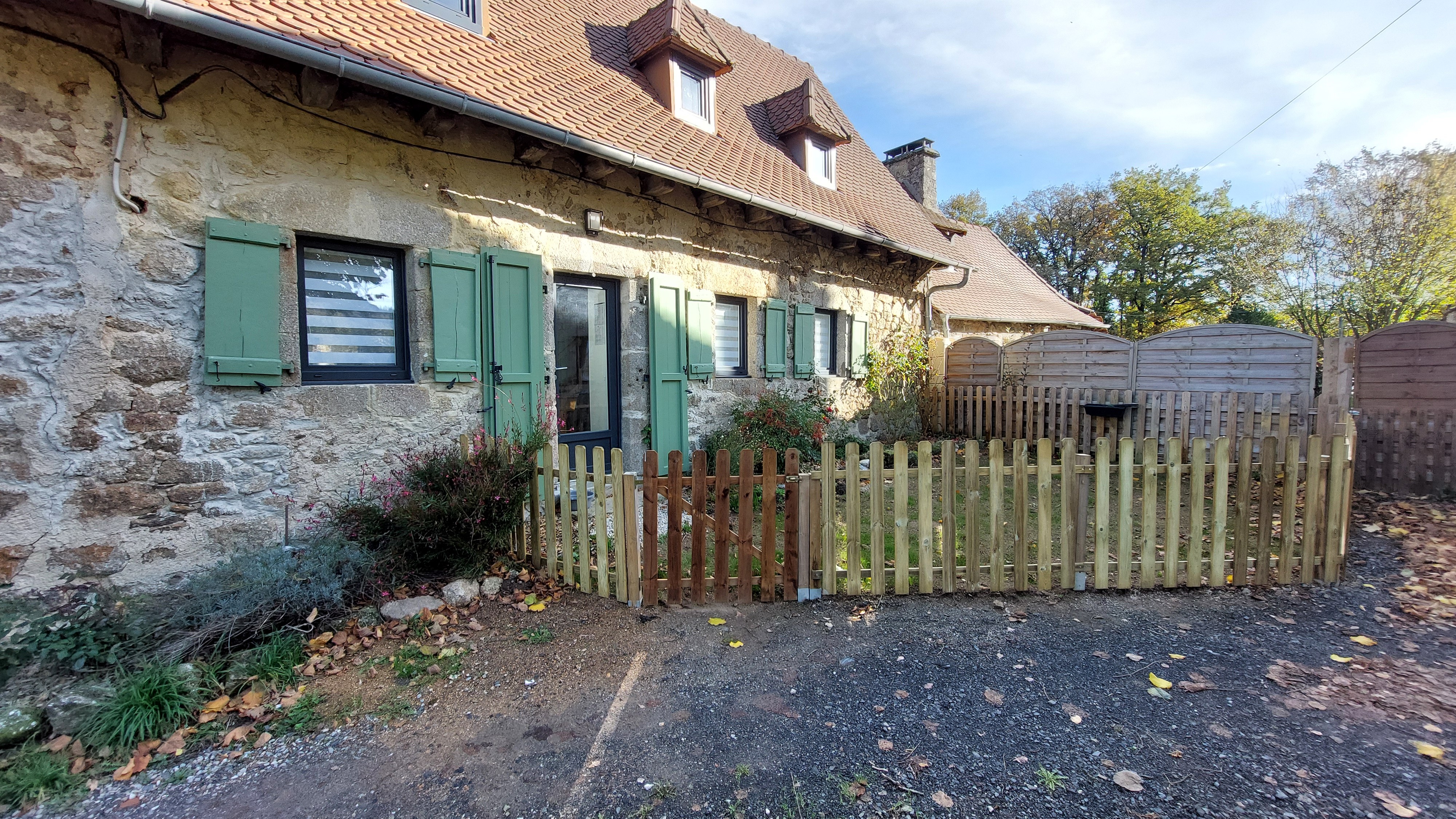 Jardinet entièrement clos devant la maison