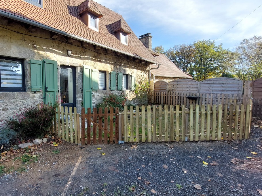 Jardinet entièrement clos devant la maison